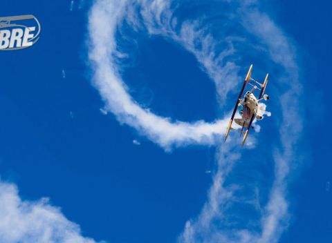 Akrobatický let s profesionálnym pilotom v polostíhačke - 15-minútový adrenalínový zážitok.