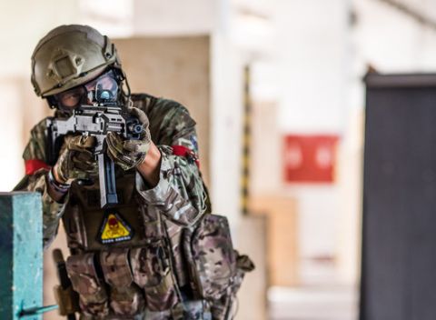 Airsoft s replikou zbrane AK-47 v Petržalskej Airsoft Paintball Aréne.