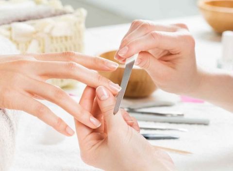 Manikúra s lakovaním a masážou rúk. O vaše ruky a nechty sa postará skúsená manikérka.