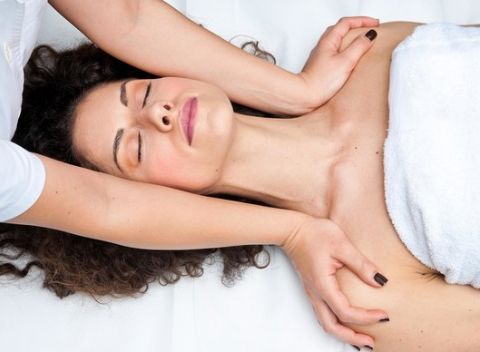 Relaxačná celotelová terapia formou masáže či kraniosakrálna terapia, ktorá uvoľní stres a napätie.