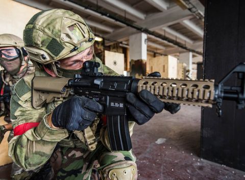 Airsoft s replikou zbrane AK-47 v Petržalskej Airsoft Paintball Aréne.