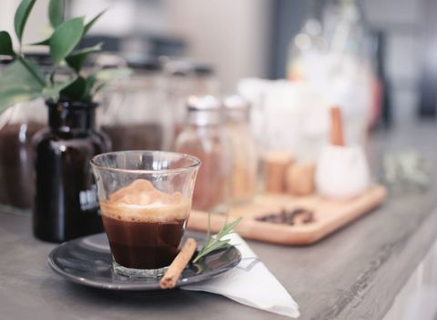 Espresso s čokoládou a šľahačkou alebo so zmrzlinou v BON BON Chocolateria.