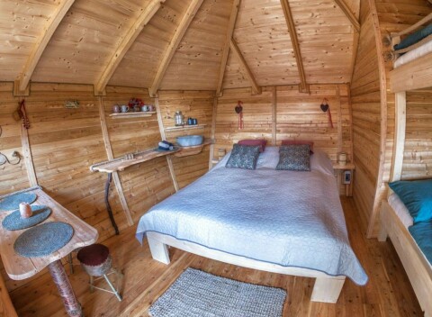 Kysuce v domčeku na strome v Resorte Husárik s raňajkami, welcome drinkom a vstupom do wellness