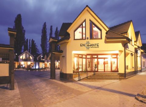 Doprajte si príjemný odpočinok v Hoteli Enchanté v Prešove. Využite elegantnú reštauráciu alebo kúpeľné centrum priamo v hoteli.
