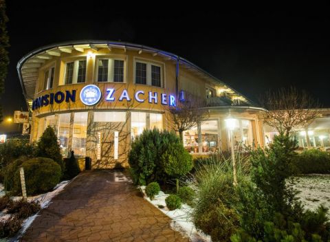 Hotel-Penzión Zacher v Piešťanoch ponúka elegantné izby s klimatizáciou a vonkajší bazén.