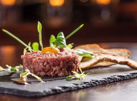 Chutný tatarák alebo mega koleno s pivami pre 4 osoby v reštaurácii Sessler.