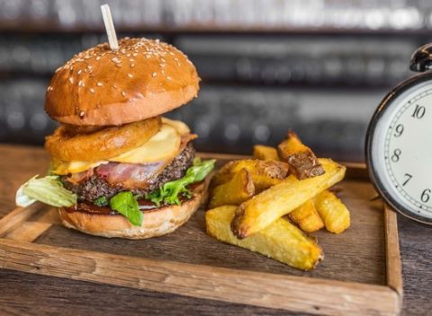 Regular, Cheese, BBQ burger alebo Fish and chips v štýlovom bare Zeitlos.