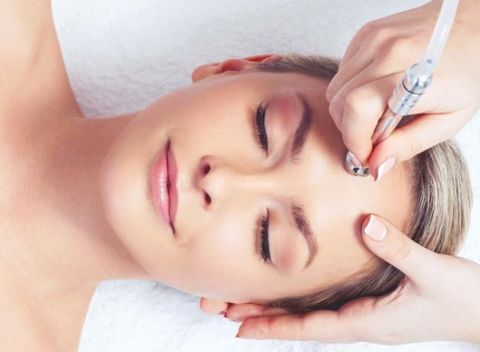 Hĺbkové čistenie pleti – mikrodermabrázia, ultrazvuk alebo kolagénová terapia.