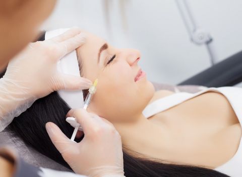 Aplikácia zázračného botulotoxínu proti vráskam v Miracle Studio Košice.