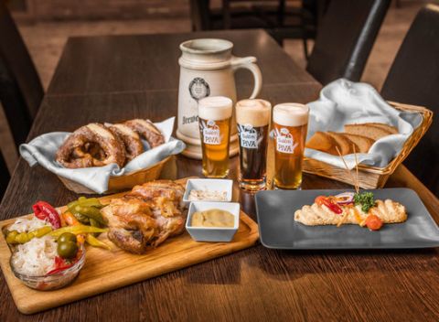 Chutný tatarák alebo mega koleno s pivami pre 4 osoby v reštaurácii Sessler.