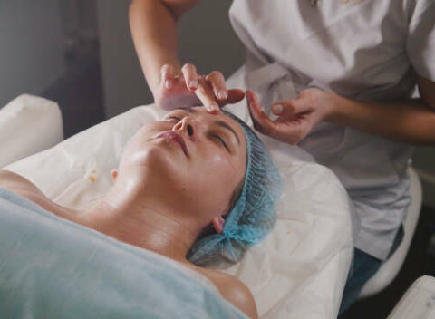 Kompletné ošetrenie tváre na rozžiarenie, zjemnenie a obnovu pružnosti