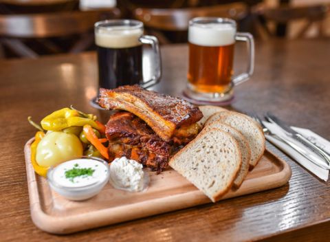 Chrumkavé zámocké grilované rebrá s dvoma pivami podľa vlastného výberu.