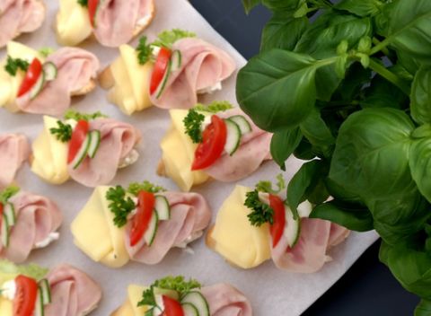 Syr, šunka, šalát, a to všetko spolu na chutných 20 chlebíčkoch vo FRESH SNACK.