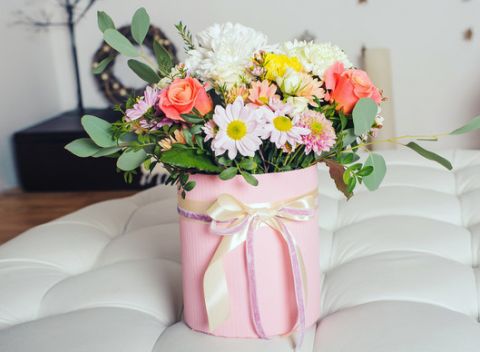 Dekoratívna krabička plná živých kvetov, ktorá poteší na Valentína každú dámu