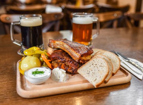 Zavolajte kamarátov či kolegov a zájdite sa po práci odreagovať pri dobrom jedle a ešte lepšom pive! Zámocké grilované rebrá s dvoma pivami.