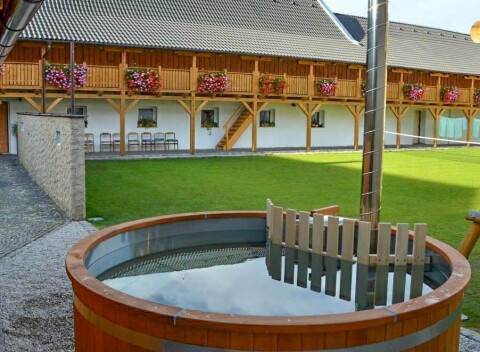 Južné Čechy blízko rybníkov aj Českých Budějovíc v Penzióne Statek 3 s wellness a raňajkami