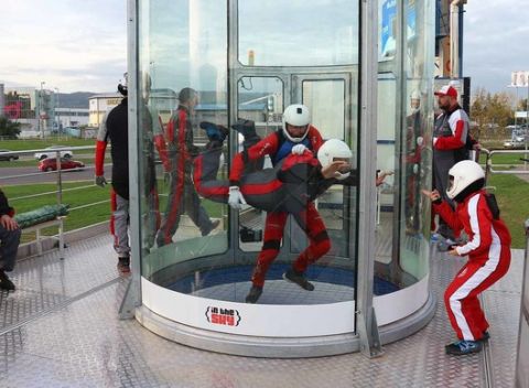 Simulátor voľného pádu už aj v Bratislave – najadrenalínovejší darček pre zamilovaných.