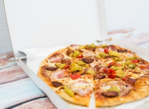 2 - 3 chrumkavé pizze na výber aj s donáškou k vám domov. Na výber 17 druhov pizze.