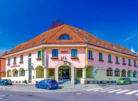 Znojmo v obklopení viníc: Rodinný Hotel N *** s polpenziou, vínom, návštevou cukrárne a saunou