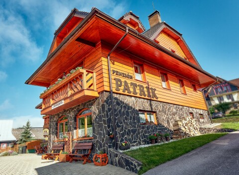 Ždiar pri Chodníku korunami stromov v Penzióne Patrik s polpenziou a úschovňou bicyklov