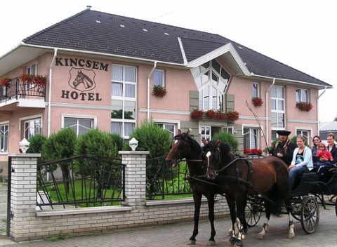 Wellness pobyt s polpenziou v Hoteli Kincsem Wellness*** v štýle vidieckeho sídla + vstup do zámku Csesznek.