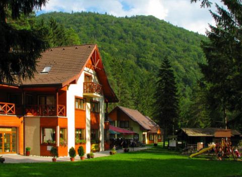 Chatová osada Gader so zlacneným skipasom do Jasenskej a Valčianskej doliny.