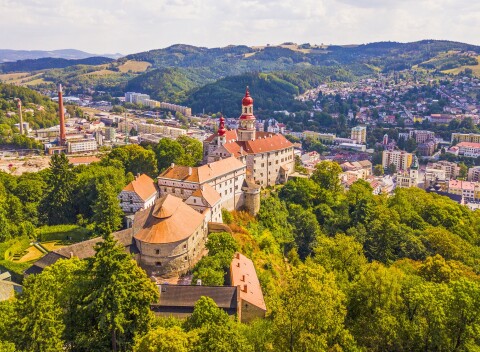 Náchod len 3 km od zámku s Piccolominskou záhradou v Penzióne Amerika s polpenziou + bazén