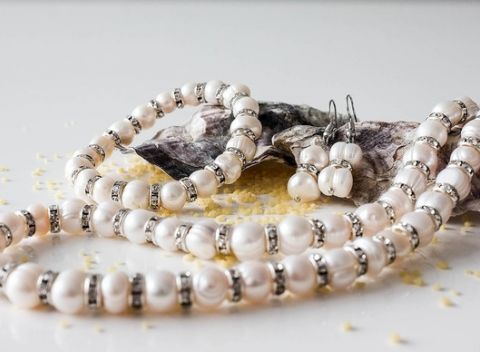 Šperk z ozajstných riečnych perál doplnený rondelkou s krištáľom – neopakovateľná krása.