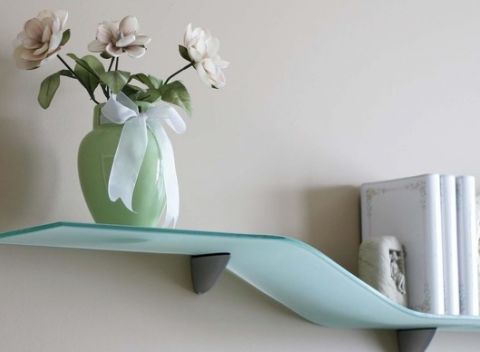 Elegantné poličky z lešteného a brúseného skla - do kúpeľne aj do obývačky.