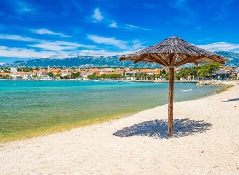 Ostrov Pag: Novalja len 450 m od mora a pláže v Standard Poolhouse Gusic Apartments s bazénom