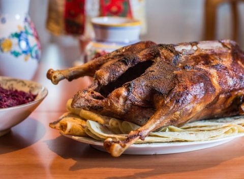 Kačacie/husacie hody podľa grobskej receptúry s bohatou prílohou a limbašským vínom.