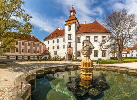 Třeboň pri zámku v Hoteli Galerie **** s polpenziou a vínom + vstupenka do Vodného sveta Aurora