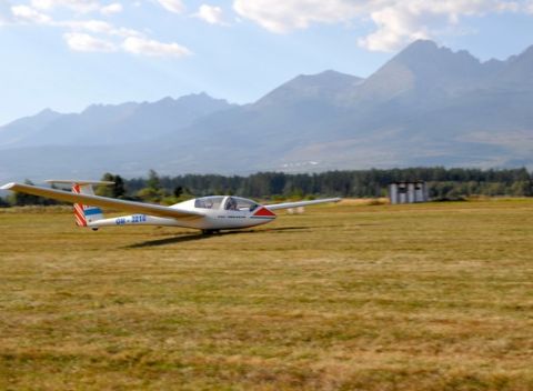Spoznajte Vysoké Tatry z vtáčej perspektívy - let vetroňom na vlnách teplého vzduchu.