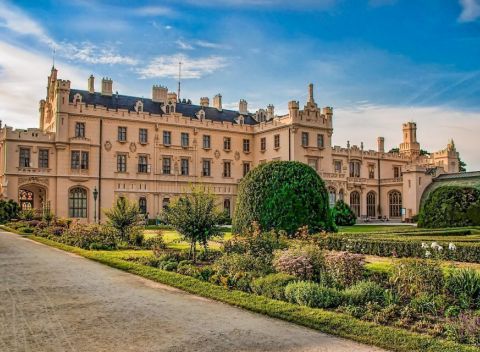 Lednice v penzióne Myslivna + polpenzia, neobmedzená konzumácia vína a bowling.