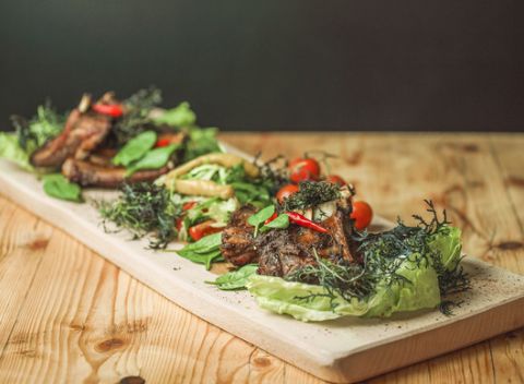 Megaporcia grilovaných rebier so zeleninovou oblohou a chlebom na lopáriku pre 4 osoby.