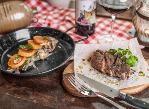 Steak z bio roštenky alebo pstruh s dezertom a pohárom vína v Dolnozemskej krčme.