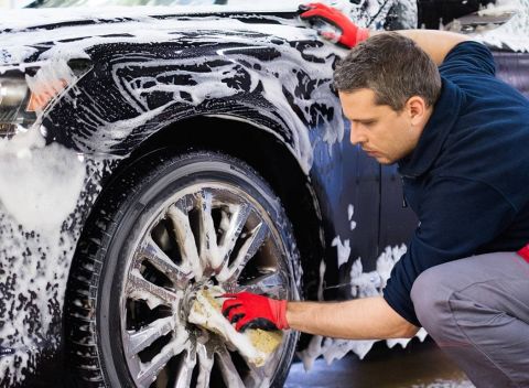 Ručné umytie interiéru alebo exteriéru vášho auta v bratislavskom servise Autoteam Piraňa.