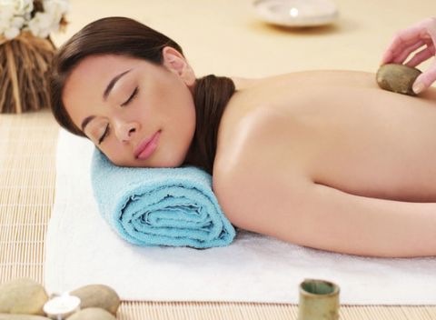 Relaxačná 30 min. alebo 60 min. masáž s lávovými kameňmi a fyzioterapiou.