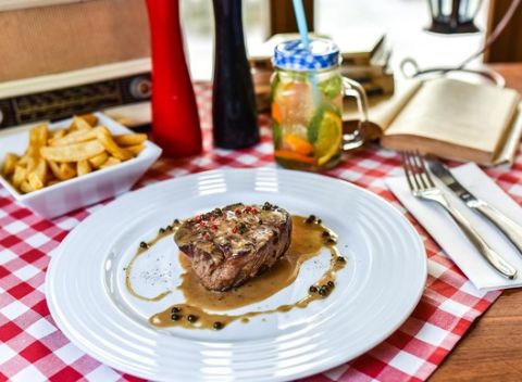 Steak z juhoamerickej sviečkovice a grilovaná zelenina ratatouille v reštaurácii Divná Múza.