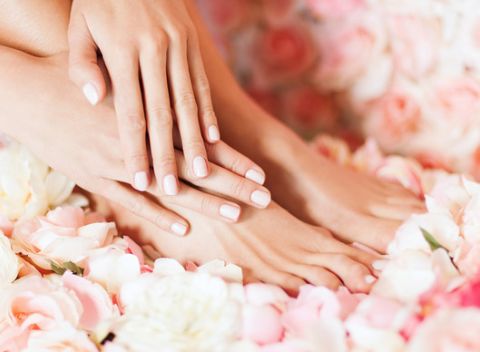 Manikúra alebo pedikúra s gél lakom v centre mesta v salóne Beauty Bar.