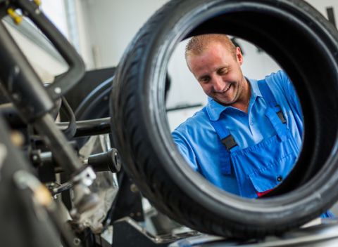 Profesionálne umytie a kompletné prezutie vozidla v autoumyvárni AquaReina.