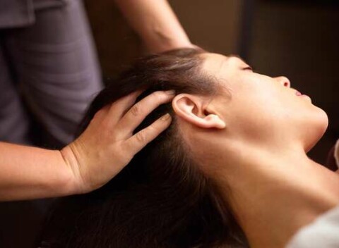 Reflexná terapia chodidiel, antistresová masáž hlavy alebo uvoľnenie karpálneho tunela.