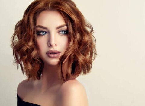 Dámsky strih s výživnou kúrou alebo farbenie vlasov v salóne EVELYN style