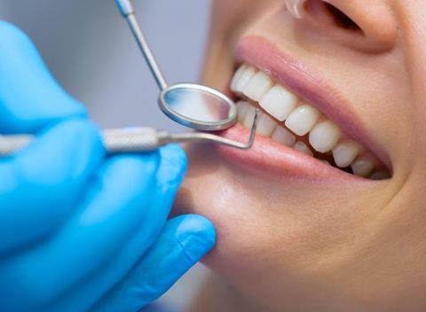 Profesionálna dentálna hygiena, v cene aj preventívna prehliadka na klinike so špičkovou starostlivosťou.