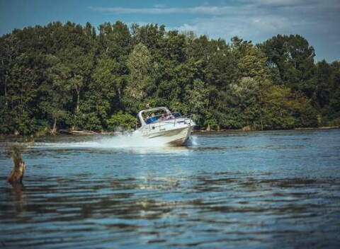 Jedinečný zážitok: Plavba motorovým člnom po Dunaji s fľašou sektu pre 7 osôb (možnosť ísť až do Viedne)