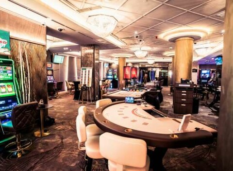 Štvorhviezdičkový luxusný Hotel Európa pri hraniciach v Komárne s kasínom