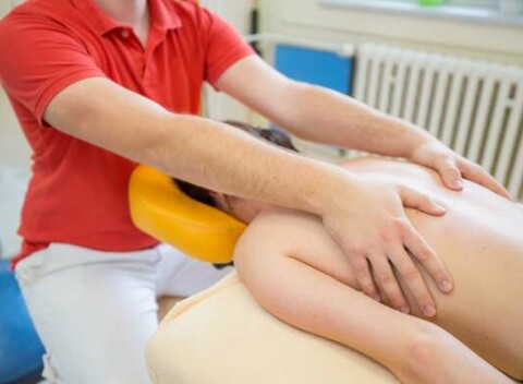 Celotelová alebo klasická masáž chrbta a šije poskytovaná masérom s vlastnou praxou