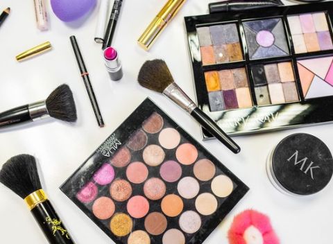 Kurzy vizážistiky aj s certifikátom o absolvovaní pre všetky vekové kategórie .