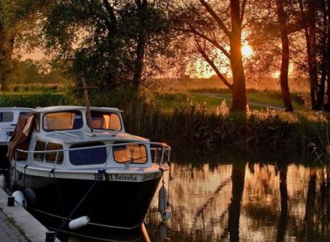 Jednodňová plavba na kajutovej lodi po Baťovom kanáli pre 2 osoby. Výborný tip na výlet!