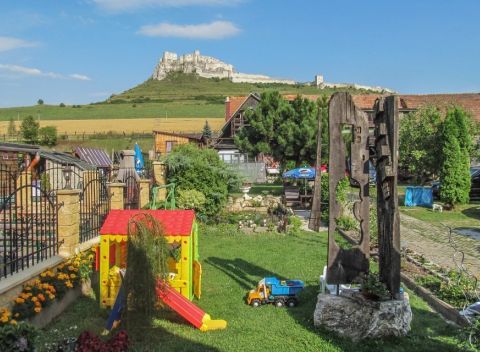 Slovenský raj v Penzióne Podzámok pod Spišským hradom s bazénom a polpenziou.